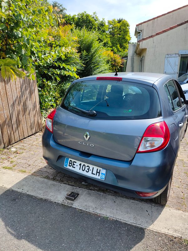 Voiture d'occasion : enault Clio III 1.2 16V 75 eco2 Expression pack Clim